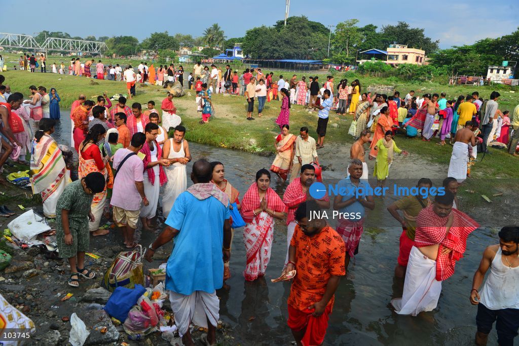 SILIGURI, INDIA, OCTOBER 10, 2026: Hindu devotees perform the Tarpan ritual on the banks of the Mahananda River in Siliguri on the final day of Pitru Paksha, a Hindu observance dedicated to honoring deceased ancestors. Participants offer prayers and water as part of rituals performed in remembrance of their forefathers. Photo by Diptendu Dutta / JNA Press. (Photo by DIPTENDU DUTTA/JNA Press via Nexpher Images)