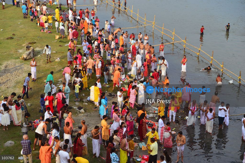 SILIGURI, INDIA, OCTOBER 10, 2026: Hindu devotees perform the Tarpan ritual on the banks of the Mahananda River in Siliguri on the final day of Pitru Paksha, a Hindu observance dedicated to honoring deceased ancestors. Participants offer prayers and water as part of rituals performed in remembrance of their forefathers. Photo by Diptendu Dutta / JNA Press. (Photo by DIPTENDU DUTTA/JNA Press via Nexpher Images)