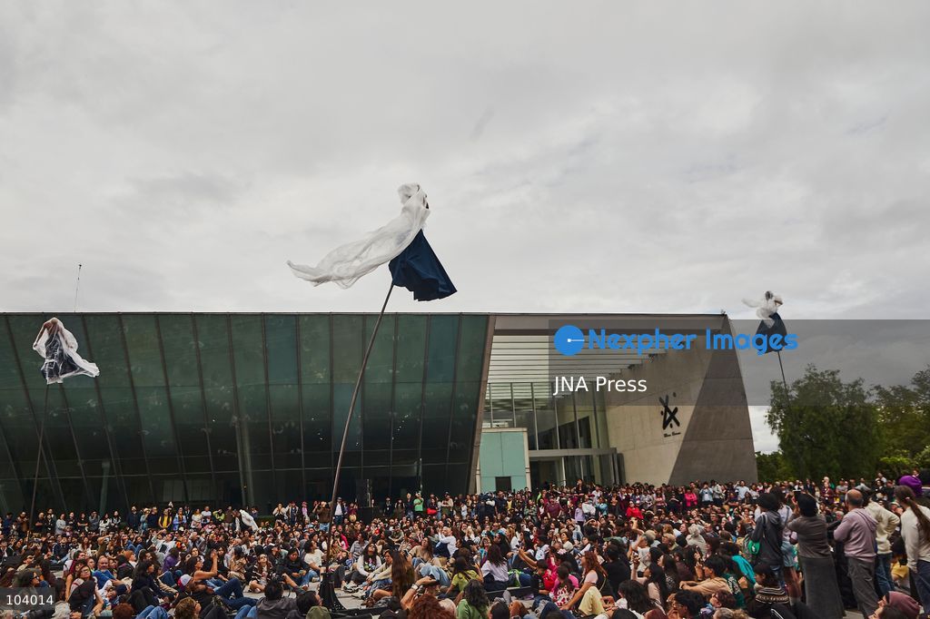 MEXICO CITY, MEXICO, OCTOBER 10, 2026: Performers from French company Gratte Ciel present "RoZeo," an acrobatic and musical performance, during the National Autonomous University of Mexico (UNAM) Cultural Festival in Mexico City. The outdoor production features performers suspended on tall flexible poles, combining movement, acrobatics and music as part of the university's cultural program. Photo by Juan Perez / JNA Press. (Photo by Juan Perez Puente/JNA Press via Nexpher Images)