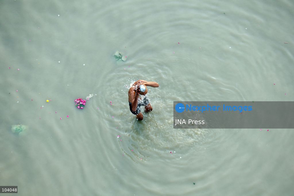 PRAYAGRAJ, INDIA, OCTOBER 11, 2026: Hindu devotees take a holy dip in the Ganga River at Phaphamau in Prayagraj, Uttar Pradesh, on the first day of the nine-day Navratri festival. The religious festival is dedicated to the worship of the Hindu goddess Durga and her nine forms, with devotees observing prayers, fasting and traditional rituals throughout the celebrations. Photo by Jitendra Prakash / JNA Press. (Photo by Jitendra Prakash/JNA Press via Nexpher Images)