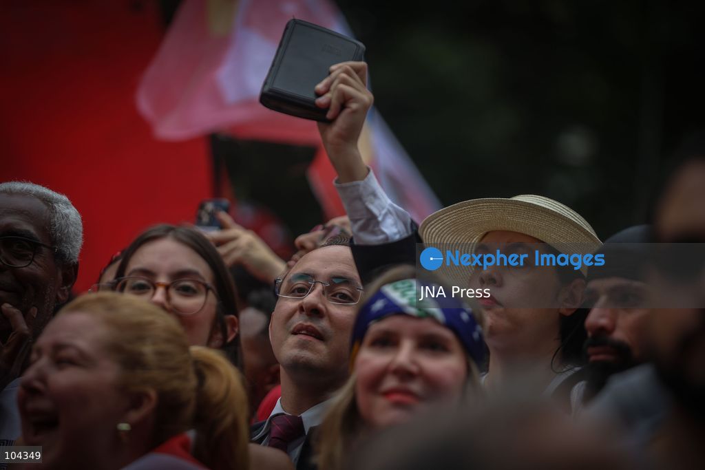 SAO PAULO, BRAZIL, OCTOBER 11, 2026: Students and supporters of Brazilian President Luiz Inacio Lula da Silva demonstrate on Avenida Paulista in Sao Paulo against presidential candidate Flavio Bolsonaro and in support of Lula's re-election. The rally comes ahead of the presidential runoff between Lula and Bolsonaro scheduled for October 25. Photo by Felioe Iruata / JNA Press. (Photo by Felipe iruatã/JNA Press via Nexpher Images)