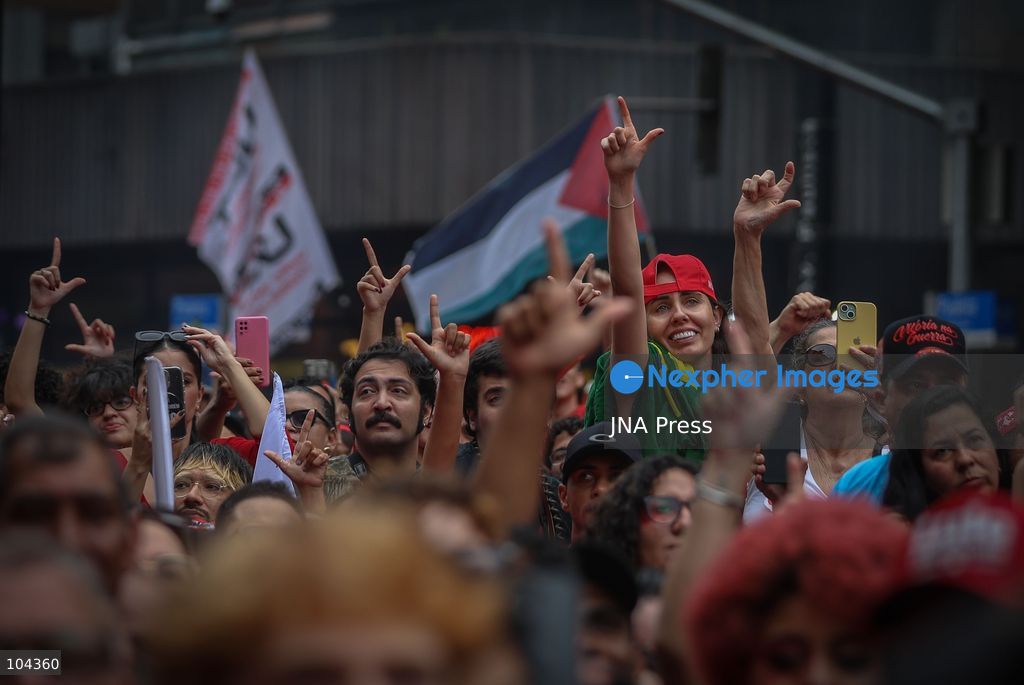 SAO PAULO, BRAZIL, OCTOBER 11, 2026: Students and supporters of Brazilian President Luiz Inacio Lula da Silva demonstrate on Avenida Paulista in Sao Paulo against presidential candidate Flavio Bolsonaro and in support of Lula's re-election. The rally comes ahead of the presidential runoff between Lula and Bolsonaro scheduled for October 25. Photo by Felioe Iruata / JNA Press. (Photo by Felipe iruatã/JNA Press via Nexpher Images)