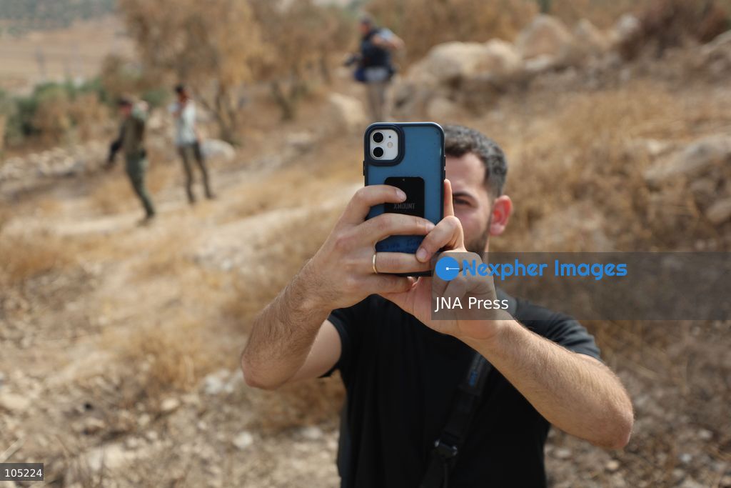 IDHNA, WEST BANK, PALESTINE, OCTOBER 13, 2026: Israeli soldiers and settlers prevent Palestinians and activists from harvesting olives in Idhna, west of Hebron, in the occupied West Bank. Israeli forces order the harvesters and activists to leave the area. Photo by Mosab Shawer / JNA Press. (Photo by Mosab shawer/JNA Press via Nexpher Images)