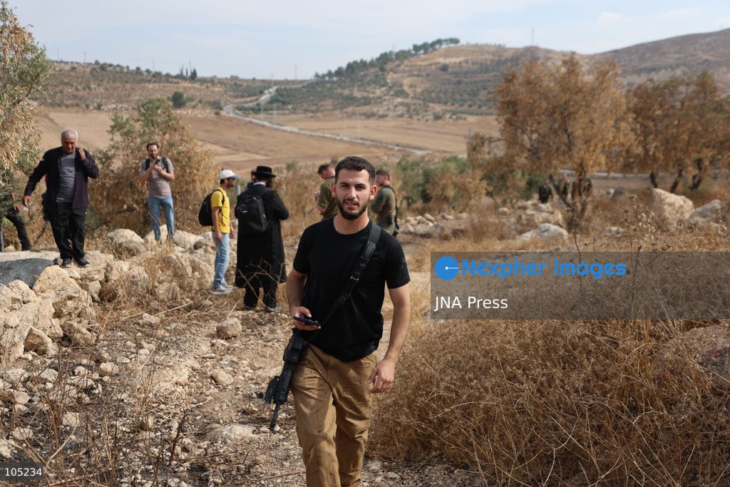 IDHNA, WEST BANK, PALESTINE, OCTOBER 13, 2026: Israeli soldiers and settlers prevent Palestinians and activists from harvesting olives in Idhna, west of Hebron, in the occupied West Bank. Israeli forces order the harvesters and activists to leave the area. Photo by Mosab Shawer / JNA Press. (Photo by Mosab shawer/JNA Press via Nexpher Images)