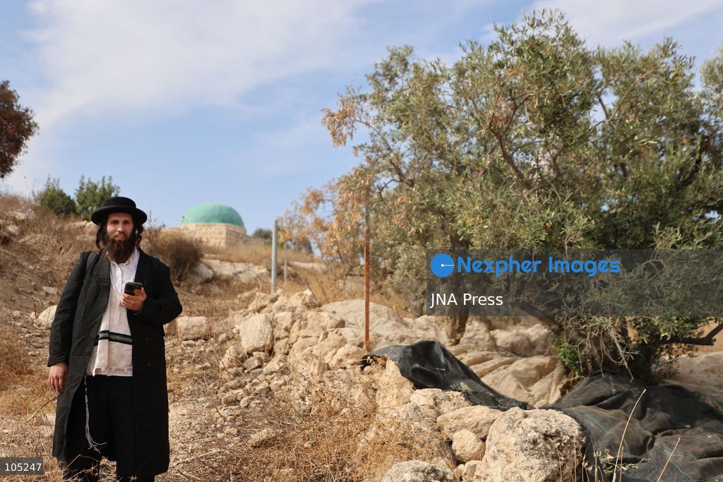 IDHNA, WEST BANK, PALESTINE, OCTOBER 13, 2026: Israeli soldiers and settlers prevent Palestinians and activists from harvesting olives in Idhna, west of Hebron, in the occupied West Bank. Israeli forces order the harvesters and activists to leave the area. Photo by Mosab Shawer / JNA Press. (Photo by Mosab shawer/JNA Press via Nexpher Images)