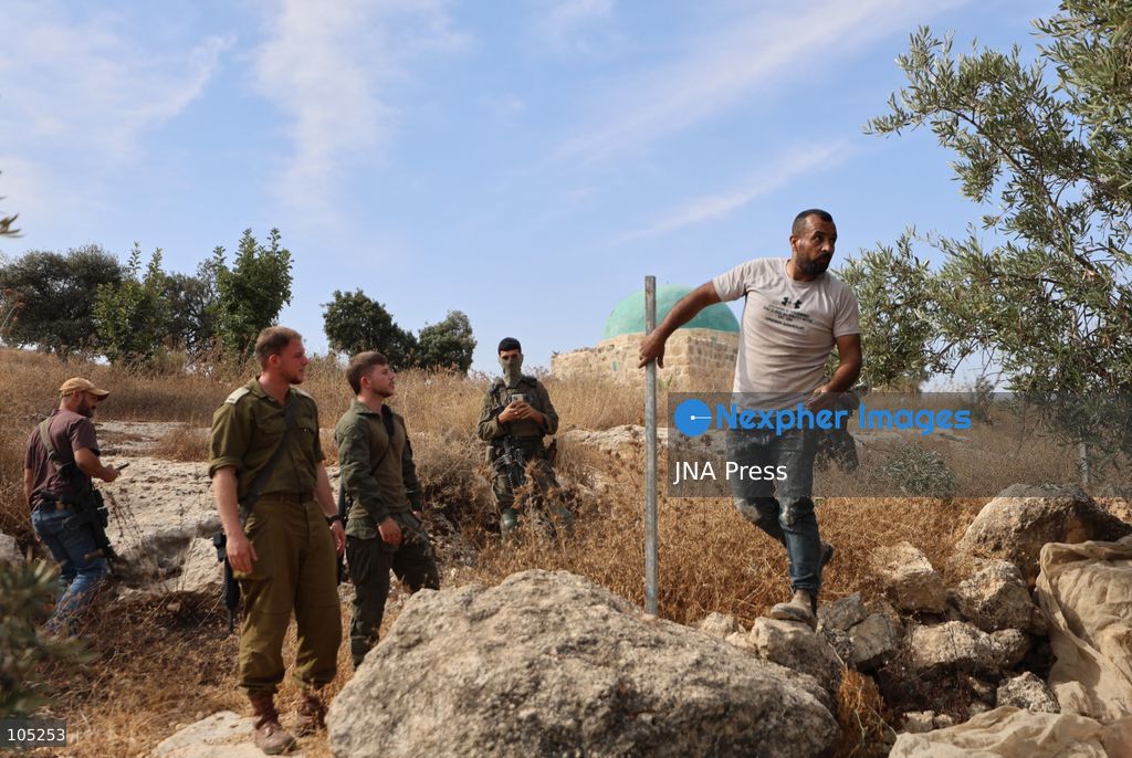 IDHNA, WEST BANK, PALESTINE, OCTOBER 13, 2026: Israeli soldiers and settlers prevent Palestinians and activists from harvesting olives in Idhna, west of Hebron, in the occupied West Bank. Israeli forces order the harvesters and activists to leave the area. Photo by Mosab Shawer / JNA Press. (Photo by Mosab shawer/JNA Press via Nexpher Images)