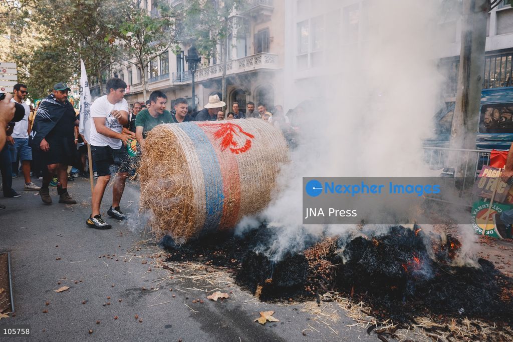 BARCELONA, SPAIN, OCTOBER 14, 2026: Farmers drive tractors through Barcelona during a protest demanding measures to address rising fuel and production costs and the difficulties facing Catalonia’s agricultural sector. Demonstrators also raise concerns over agricultural trade policy, including the EU-Mercosur agreement. Photo by David Gonzalez / JNA Press. (Photo by David Arumà Gonzalez/JNA Press via Nexpher Images)