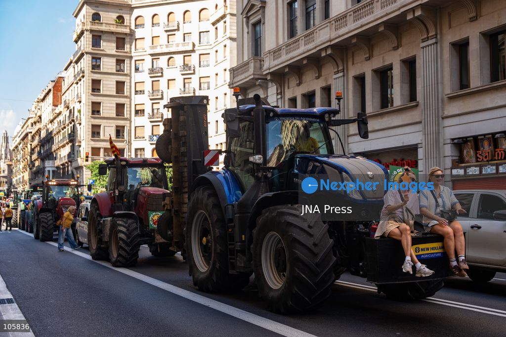 BARCELONA, SPAIN, OCTOBER 14, 2026: Catalan farmers drive tractors through central Barcelona during a demonstration demanding structural reforms and urgent financial support for the agricultural sector. Protesters call for measures to address rising fuel and production costs, drought and what they describe as insufficient government support. Photo by Marc Asensio Clupés / JNA Press. (Photo by Marc Asensio Clupes/JNA Press via Nexpher Images)