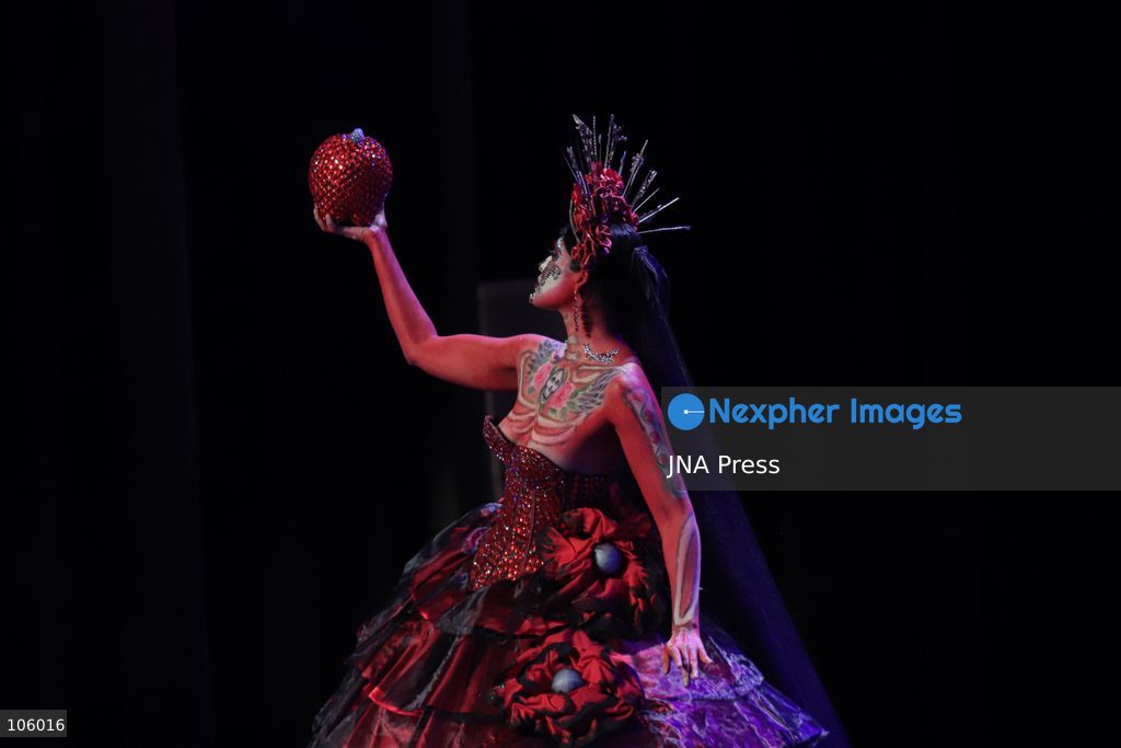 MEXICO CITY, MEXICO, OCTOBER 14, 2026: Participants present elaborate costumes and Catrina-inspired makeup during “Catrinas Contemporáneas: Por amor a México” at the Teatro de la Ciudad Esperanza Iris in Mexico City. The show combines fashion and performance with Day of the Dead traditions to explore Mexican cultural identity. Photo by Carlos Santiago / JNA Press. (Photo by Carlos Santiago/JNA Press via Nexpher Images)