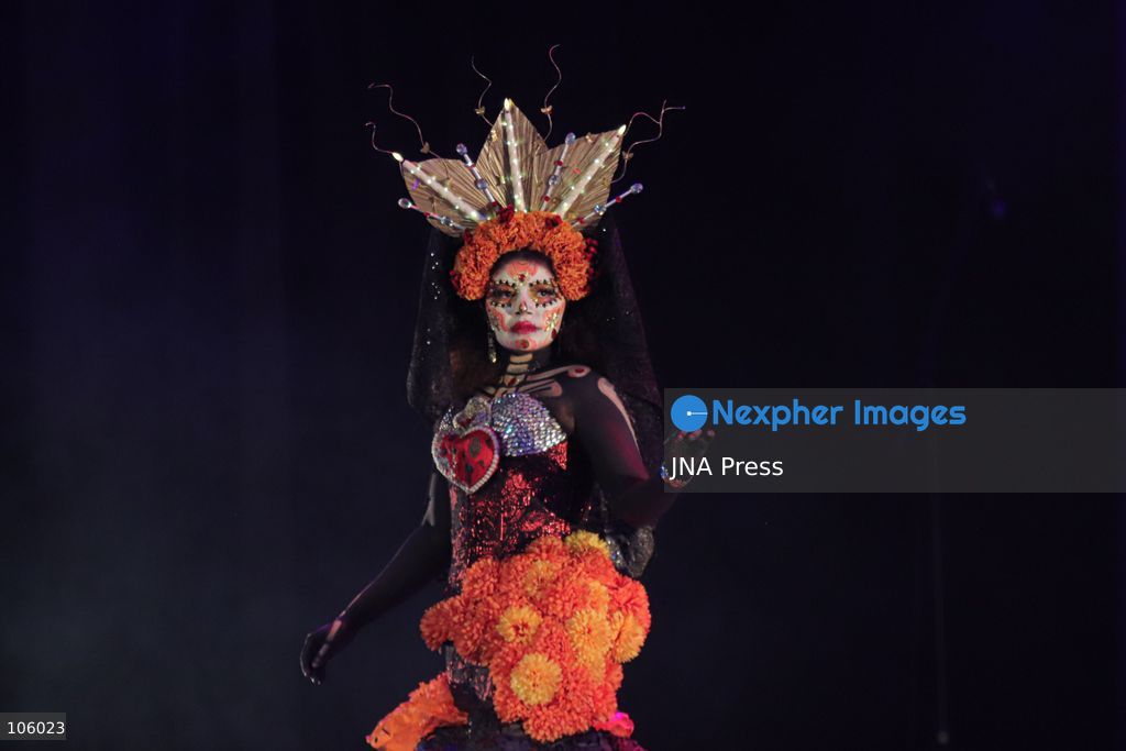 MEXICO CITY, MEXICO, OCTOBER 14, 2026: Participants present elaborate costumes and Catrina-inspired makeup during “Catrinas Contemporáneas: Por amor a México” at the Teatro de la Ciudad Esperanza Iris in Mexico City. The show combines fashion and performance with Day of the Dead traditions to explore Mexican cultural identity. Photo by Carlos Santiago / JNA Press. (Photo by Carlos Santiago/JNA Press via Nexpher Images)
