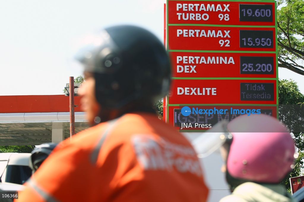 MALANG, INDONESIA, OCTOBER 16, 2026: People queue to buy subsidised Pertalite fuel at a Pertamina petrol station in Malang, East Java province, Indonesia. Long queues have formed at petrol stations across the area in recent days, as demand for the cheaper subsidised fuel rises compared with unsubsidised fuel. Photo by Hayu Yudha Prabowo / JNA Press (Photo by Hayu Yudha Prabowo/JNA Press via Nexpher Images)