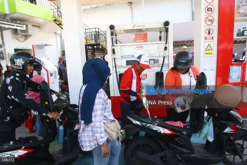 MALANG, INDONESIA, OCTOBER 16, 2026: People queue to buy subsidised Pertalite fuel at a Pertamina petrol station in Malang, East Java province, Indonesia. Long queues have formed at petrol stations across the area in recent days, as demand for the cheaper subsidised fuel rises compared with unsubsidised fuel. Photo by Hayu Yudha Prabowo / JNA Press (Photo by Hayu Yudha Prabowo/JNA Press via Nexpher Images)