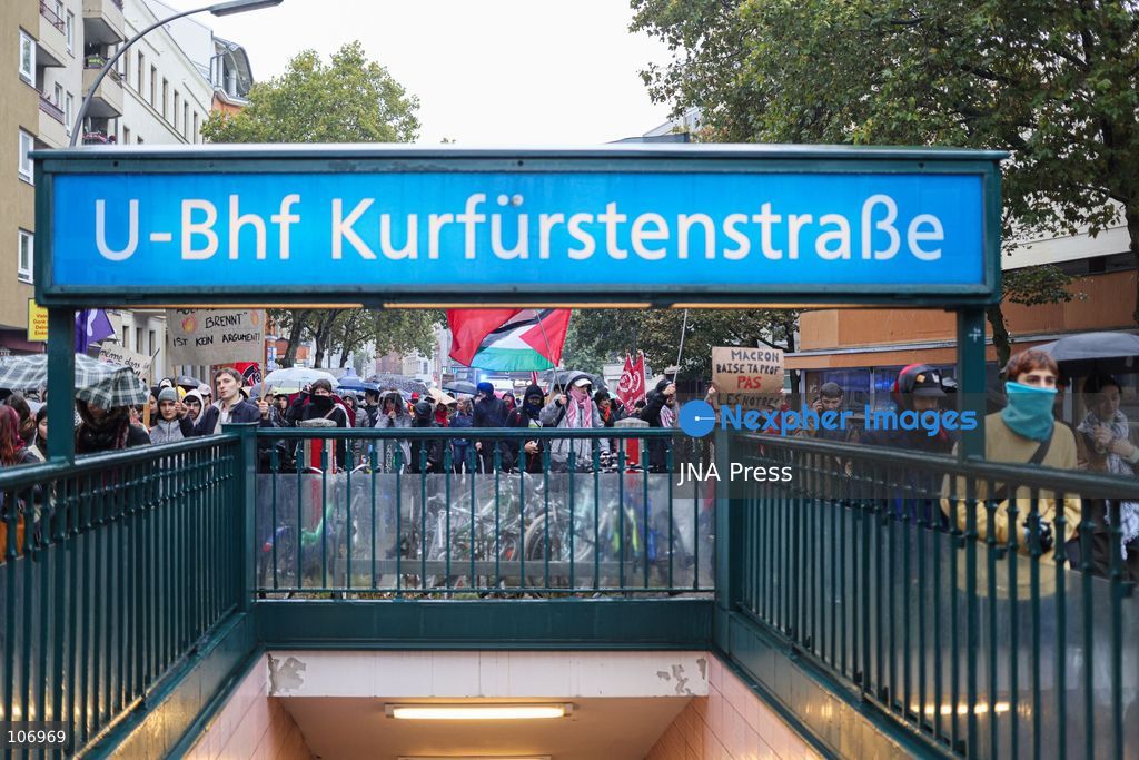 BERLIN, GERMANY, OCTOBER 17, 2026: Demonstrators gather in solidarity with students protesting in France, calling for better education funding and improved school conditions. The rally forms part of solidarity actions supporting the French student movement. (Photo by Zaira Biagini/JNA Press via Nexpher Images)