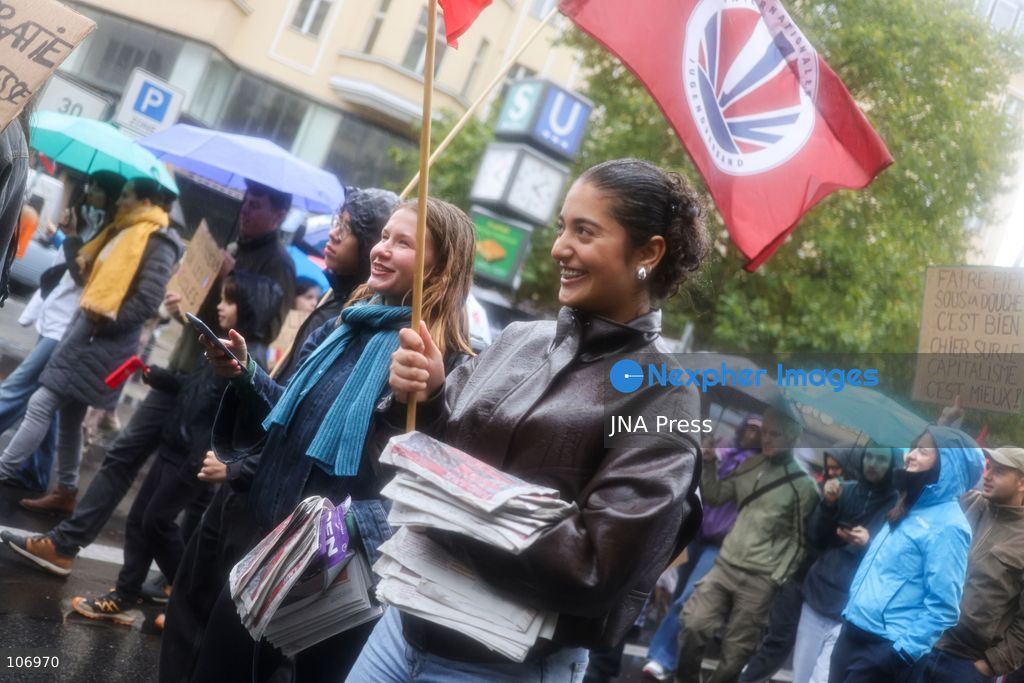 BERLIN, GERMANY, OCTOBER 17, 2026: Demonstrators gather in solidarity with students protesting in France, calling for better education funding and improved school conditions. The rally forms part of solidarity actions supporting the French student movement. (Photo by Zaira Biagini/JNA Press via Nexpher Images)