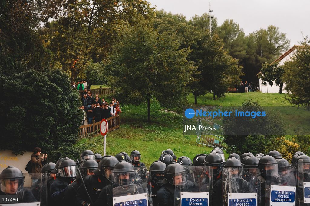 CERDANYOLA DEL VALLÈS, SPAIN, OCTOBER 19, 2026: Demonstrators clash with Mossos d’Esquadra officers during a protest against a planned visit by far-right activist Vito Quiles to the Universitat Autònoma de Barcelona (UAB). The university had refused permission for the event, and police deployed at campus entrances to prevent Quiles from entering. (Photo by David Arumà Gonzalez/JNA Press via Nexpher Images)