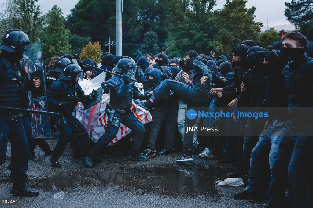 CERDANYOLA DEL VALLÈS, SPAIN, OCTOBER 19, 2026: Demonstrators clash with Mossos d’Esquadra officers during a protest against a planned visit by far-right activist Vito Quiles to the Universitat Autònoma de Barcelona (UAB). The university had refused permission for the event, and police deployed at campus entrances to prevent Quiles from entering. (Photo by David Arumà Gonzalez/JNA Press via Nexpher Images)