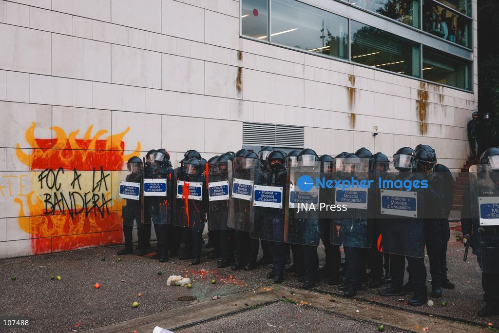 CERDANYOLA DEL VALLÈS, SPAIN, OCTOBER 19, 2026: Demonstrators clash with Mossos d’Esquadra officers during a protest against a planned visit by far-right activist Vito Quiles to the Universitat Autònoma de Barcelona (UAB). The university had refused permission for the event, and police deployed at campus entrances to prevent Quiles from entering. (Photo by David Arumà Gonzalez/JNA Press via Nexpher Images)