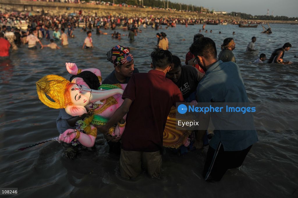 Hindu devotees immerse idols of the goddess Durga at Potenga Sea Beach, marking the conclusion of Durga Puja, one of the most important festivals in the Hindu calendar on October 21, 2026, in Chattogram, Bangladesh. (Photo by Md Rafayat Haque Khan/ Eyepix Group/Eyepix via Nexpher Images)