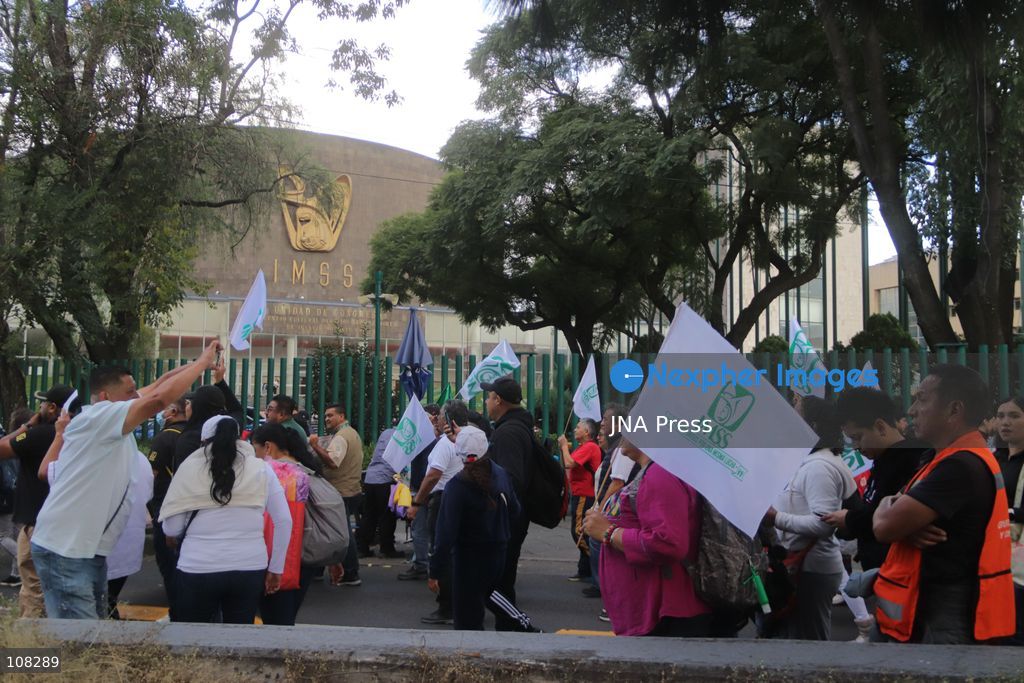 MEXICO CITY, MEXICO - OCTOBER 21, 2026: Workers and retirees from the Mexican Social Security Institute (IMSS) are once again taking to the streets of Mexico City to demand the resignation of the general secretary of the National Union of Social Security Workers, the supply of medical supplies and equipment, and a direct pay raise based on the pay scale. Photo: Carlos Santiago / JNA Press. (Photo by Carlos Santiago/JNA Press via Nexpher Images)
