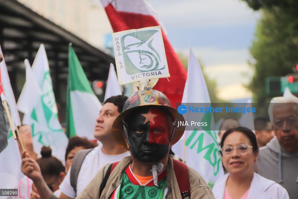 MEXICO CITY, MEXICO - OCTOBER 21, 2026: Workers and retirees from the Mexican Social Security Institute (IMSS) are once again taking to the streets of Mexico City to demand the resignation of the general secretary of the National Union of Social Security Workers, the supply of medical supplies and equipment, and a direct pay raise based on the pay scale. Photo: Carlos Santiago / JNA Press. (Photo by Carlos Santiago/JNA Press via Nexpher Images)