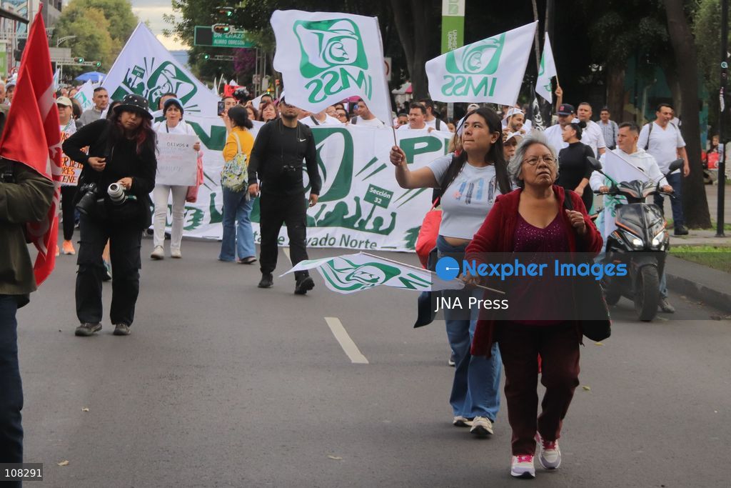 MEXICO CITY, MEXICO - OCTOBER 21, 2026: Workers and retirees from the Mexican Social Security Institute (IMSS) are once again taking to the streets of Mexico City to demand the resignation of the general secretary of the National Union of Social Security Workers, the supply of medical supplies and equipment, and a direct pay raise based on the pay scale. Photo: Carlos Santiago / JNA Press. (Photo by Carlos Santiago/JNA Press via Nexpher Images)