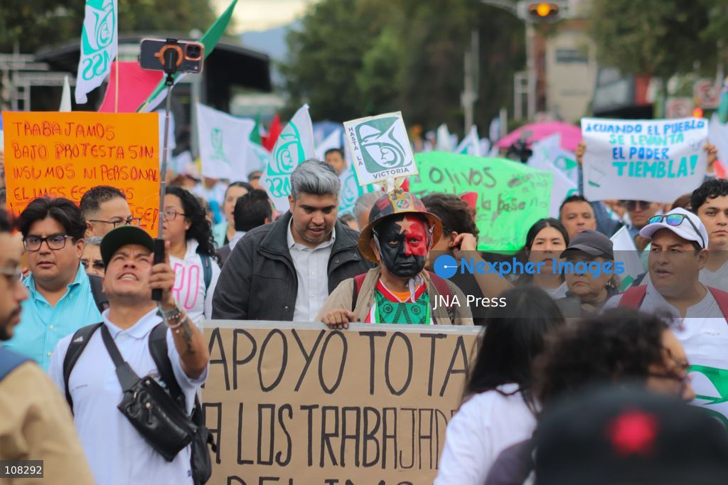 MEXICO CITY, MEXICO - OCTOBER 21, 2026: Workers and retirees from the Mexican Social Security Institute (IMSS) are once again taking to the streets of Mexico City to demand the resignation of the general secretary of the National Union of Social Security Workers, the supply of medical supplies and equipment, and a direct pay raise based on the pay scale. Photo: Carlos Santiago / JNA Press. (Photo by Carlos Santiago/JNA Press via Nexpher Images)