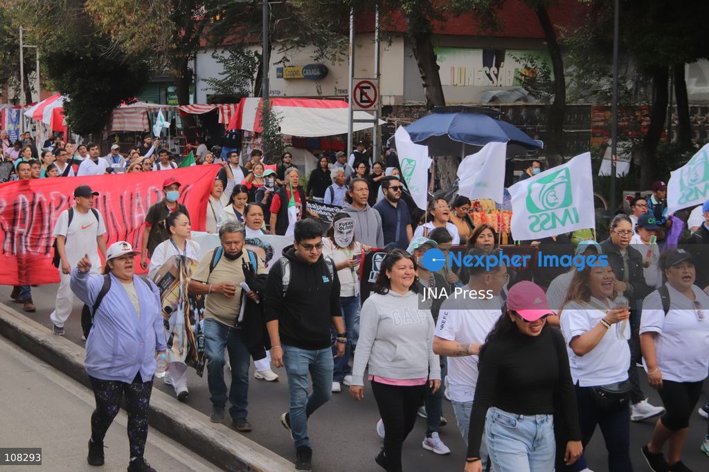 MEXICO CITY, MEXICO - OCTOBER 21, 2026: Workers and retirees from the Mexican Social Security Institute (IMSS) are once again taking to the streets of Mexico City to demand the resignation of the general secretary of the National Union of Social Security Workers, the supply of medical supplies and equipment, and a direct pay raise based on the pay scale. Photo: Carlos Santiago / JNA Press. (Photo by Carlos Santiago/JNA Press via Nexpher Images)