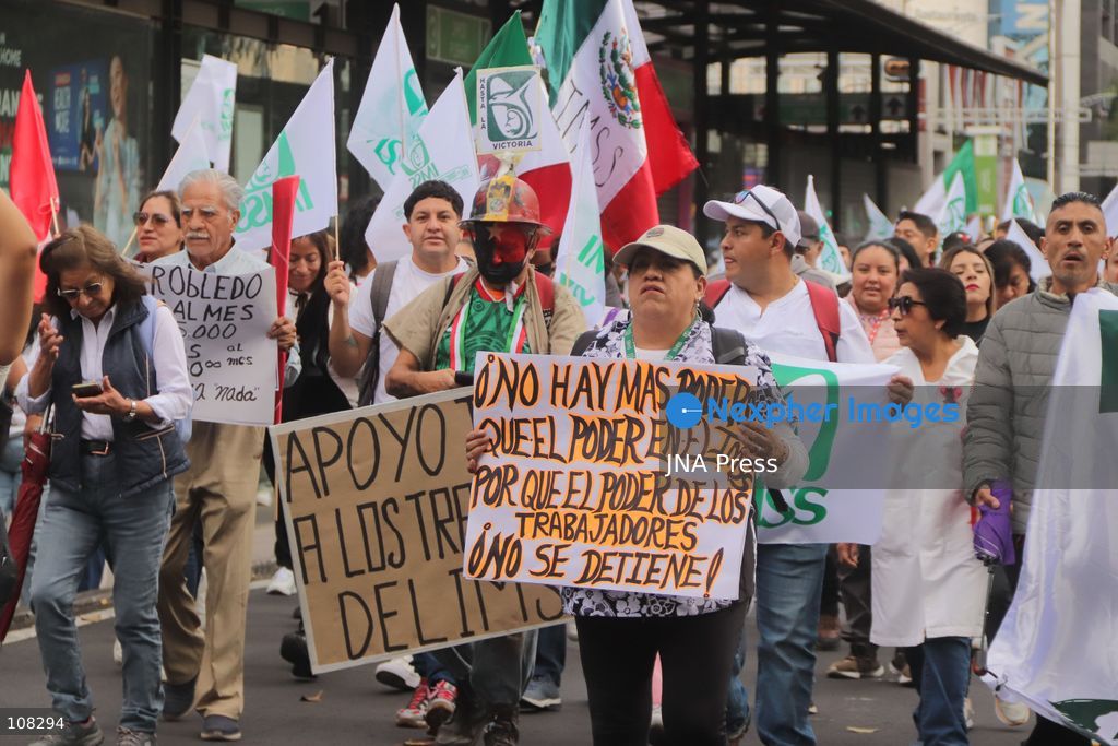 MEXICO CITY, MEXICO - OCTOBER 21, 2026: Workers and retirees from the Mexican Social Security Institute (IMSS) are once again taking to the streets of Mexico City to demand the resignation of the general secretary of the National Union of Social Security Workers, the supply of medical supplies and equipment, and a direct pay raise based on the pay scale. Photo: Carlos Santiago / JNA Press. (Photo by Carlos Santiago/JNA Press via Nexpher Images)