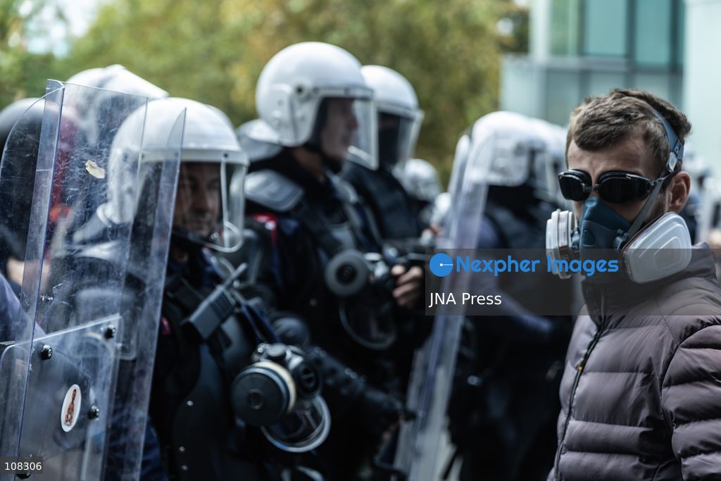TIRANA, ALBANIA, OCTOBER 22, 2026: Demonstrators gather outside the Albanian Parliament as lawmakers convene for a plenary session amid continuing student-led anti-government protests. The movement calls for improved university conditions, increased education funding and greater government accountability, alongside demands for Prime Minister Edi Rama’s resignation. (Photo by Konstantinos Zilos/JNA Press via Nexpher Images)