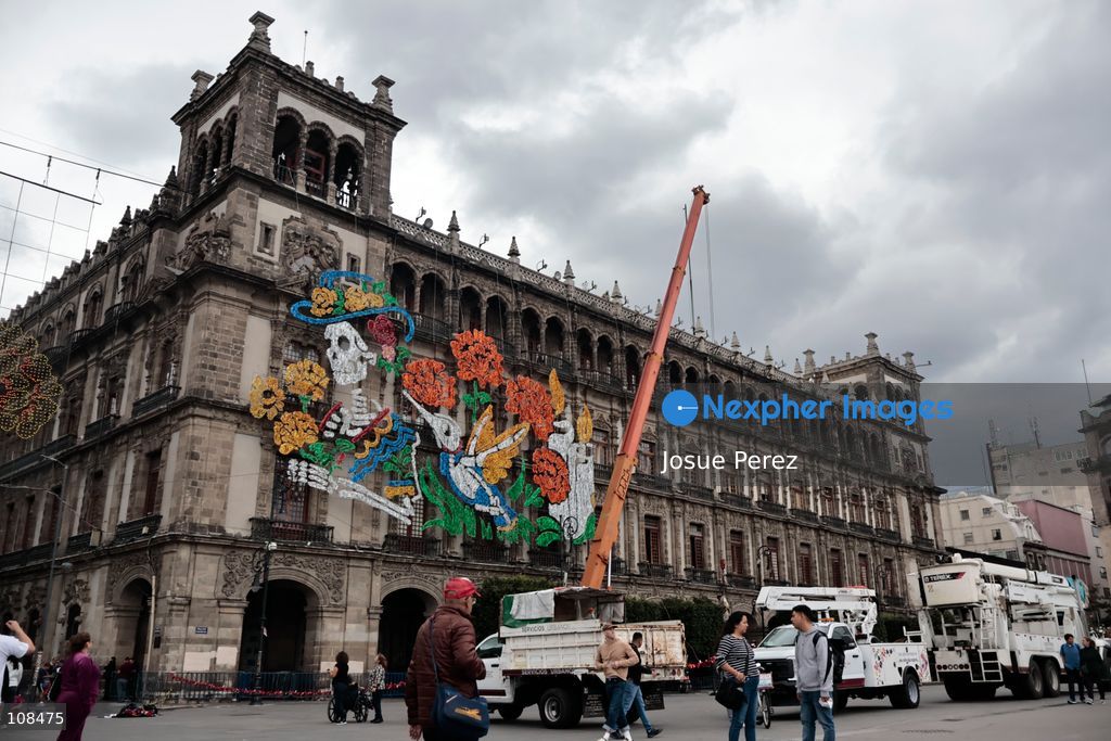 Construction crews working for the Mexico City government have begun assembling and installing the structures that will illuminate the buildings surrounding the city’s Zócalo. Using cranes, cables, and various framework components, they are preparing everything for the unveiling of the Monumental Ofrenda (altar), which will feature the world’s tallest Catrina, so that both locals and tourists can enjoy the start of the Day of the Dead celebrations in Mexico. (Photo by Josue Perez/Nexpher Images)
