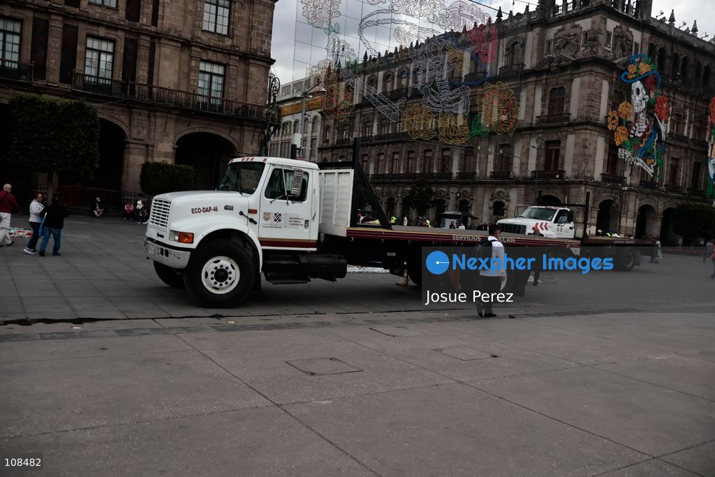 Construction crews working for the Mexico City government have begun assembling and installing the structures that will illuminate the buildings surrounding the city’s Zócalo. Using cranes, cables, and various framework components, they are preparing everything for the unveiling of the Monumental Ofrenda (altar), which will feature the world’s tallest Catrina, so that both locals and tourists can enjoy the start of the Day of the Dead celebrations in Mexico. (Photo by Josue Perez/Nexpher Images)