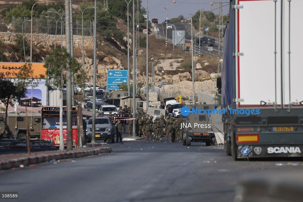 HEBRON, PALESTINE, OCTOBER 23, 2026: The scene at the Farsh al-Hawa military checkpoint in Hebron following a shooting attack targeting Israeli forces in the occupied West Bank. Israeli forces seal off the area and restrict access following the attack. (Photo by Mosab shawer/JNA Press via Nexpher Images)