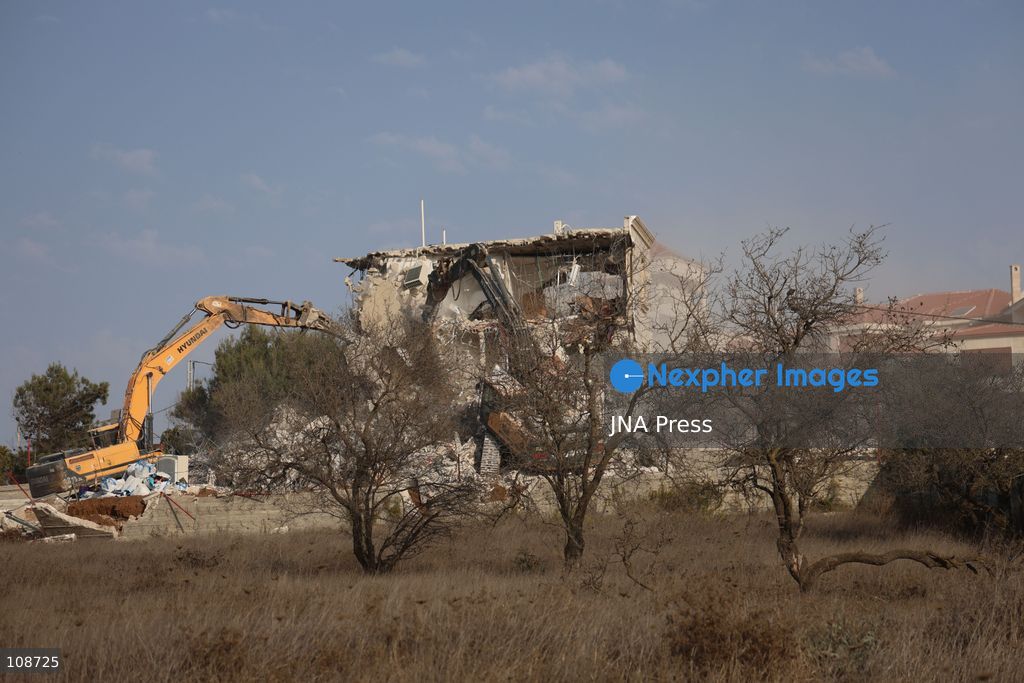 HEBRON, PALESTINE, OCTOBER 23, 2026: Israeli forces demolish a Palestinian residential building in the Farsh al-Hawa area of Hebron in the occupied West Bank. The demolition follows a shooting attack at a nearby military checkpoint earlier in the day and Israeli orders targeting buildings around the attack site. (Photo by Mosab shawer/JNA Press via Nexpher Images)
