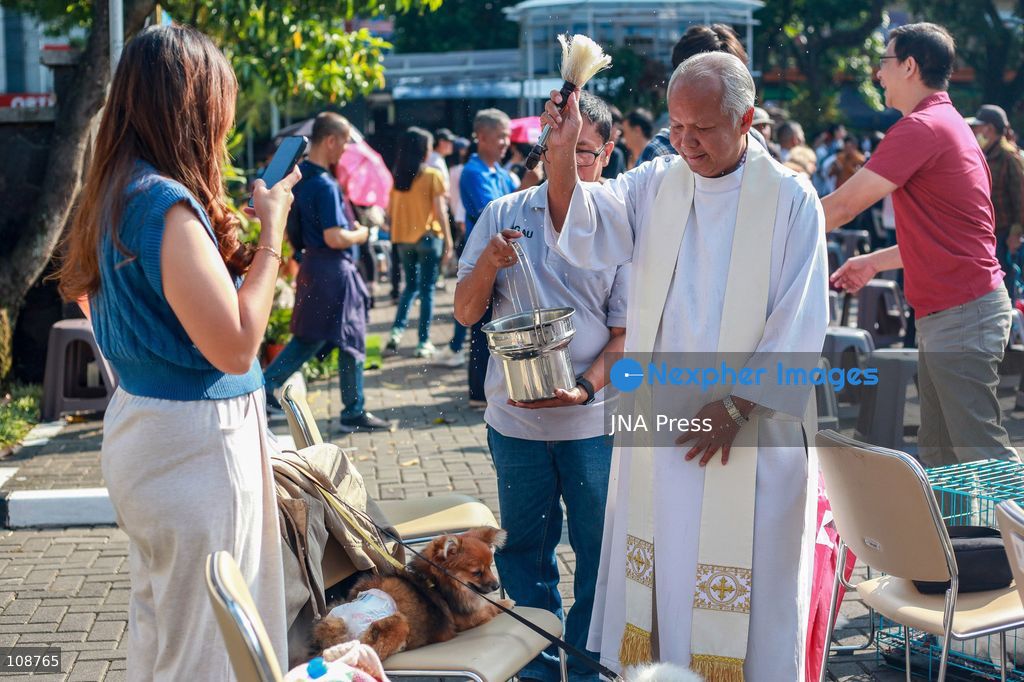 BANDUNG, INDONESIA, OCTOBER 24, 2026: Catholics bring their pets for a blessing at Buah Batu Catholic Church in Bandung, West Java. The ceremony honours St. Francis of Assisi and highlights care and compassion for animals. (Photo by Khairizal Maris/JNA Press via Nexpher Images)