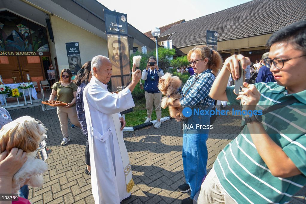 BANDUNG, INDONESIA, OCTOBER 24, 2026: Catholics bring their pets for a blessing at Buah Batu Catholic Church in Bandung, West Java. The ceremony honours St. Francis of Assisi and highlights care and compassion for animals. (Photo by Khairizal Maris/JNA Press via Nexpher Images)