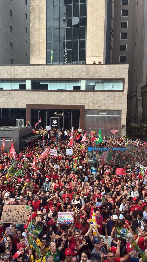 SAO PAULO, BRAZIL, OCTOBER 24, 2026: Brazilian President Luiz Inácio Lula da Silva attends his final street campaign rally on Paulista Avenue alongside Vice President Geraldo Alckmin and political allies. Supporters gather ahead of Sunday’s presidential election runoff, in which Lula seeks re-election against Senator Flávio Bolsonaro. (Photo by Nino Consolini Cirenza/JNA Press via Nexpher Images)