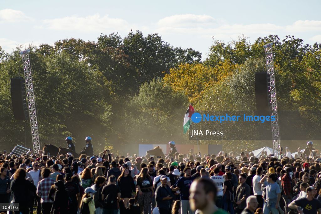 WASHINGTON, D.C., UNITED STATES, OCTOBER 24, 2026: Concertgoers gather on the Washington Monument grounds for a free benefit concert by American band Turnstile. The event raises donations for Human Concern International’s humanitarian relief efforts in Palestine, Sudan and Lebanon. (Photo by Ariel Peña/JNA Press via Nexpher Images)