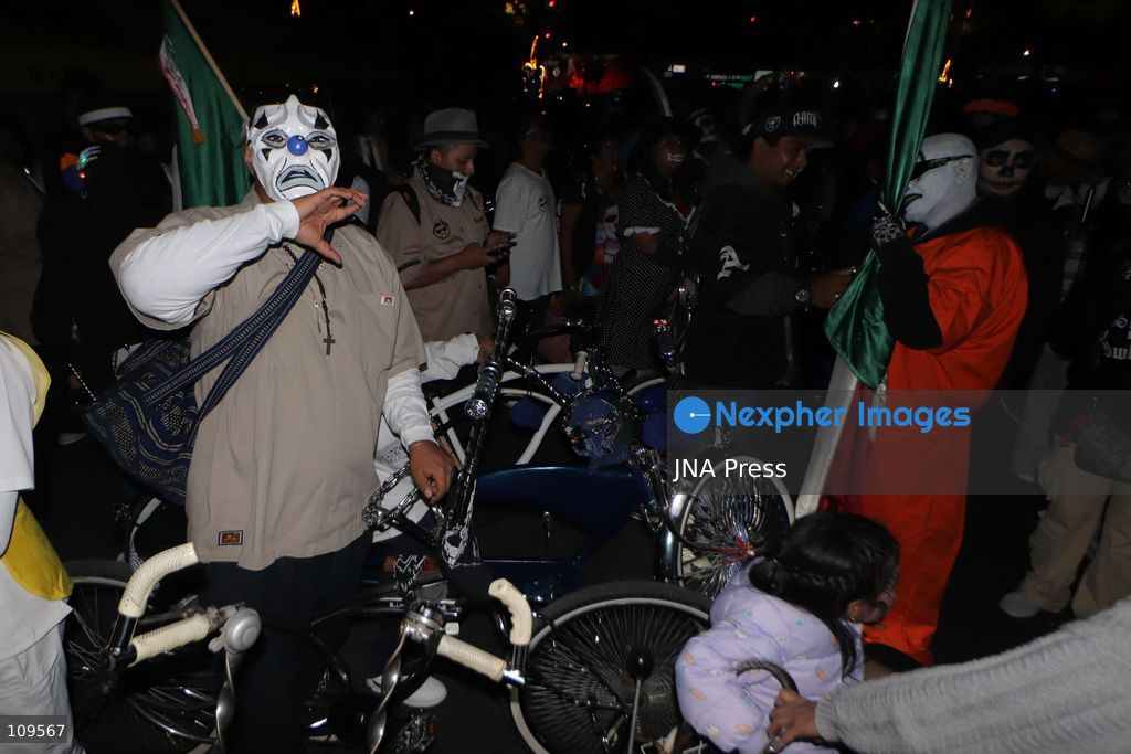 MEXICO CITY, MEXICO - OCTOBER 25, 2026: Hundreds of people dressed as skulls, alebrijes, and catrinas are participating in the 13th Mega Procession of the Catrinas at the Angel of Independence, heading toward the Zócalo in Mexico City, as part of the celebrations leading up to the Day of the Dead. (Photo by Carlos Santiago/JNA Press via Nexpher Images)