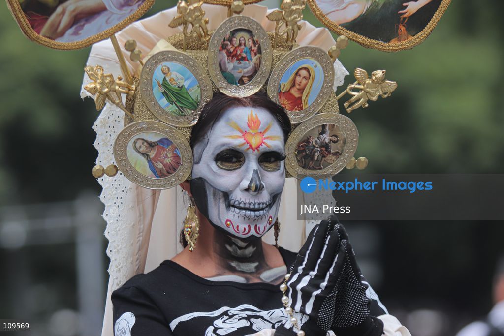 MEXICO CITY, MEXICO - OCTOBER 25, 2026: Hundreds of people dressed as skulls, alebrijes, and catrinas are participating in the 13th Mega Procession of the Catrinas at the Angel of Independence, heading toward the Zócalo in Mexico City, as part of the celebrations leading up to the Day of the Dead. (Photo by Carlos Santiago/JNA Press via Nexpher Images)