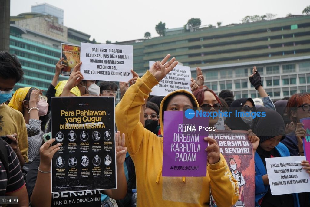 JAKARTA, INDONESIA, OCTOBER 28, 2026: University students and civil society groups demonstrate at the Hotel Indonesia roundabout (Bundaran HI) in Jakarta on Youth Pledge Day. Protesters call for forest and land fires to be declared a national disaster, a review of state spending, affordable education and the protection of civil liberties. (Photo by Dennis Joel Putra/JNA Press via Nexpher Images)