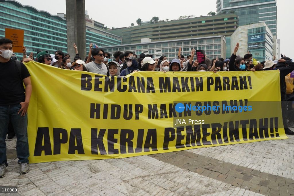 JAKARTA, INDONESIA, OCTOBER 28, 2026: University students and civil society groups demonstrate at the Hotel Indonesia roundabout (Bundaran HI) in Jakarta on Youth Pledge Day. Protesters call for forest and land fires to be declared a national disaster, a review of state spending, affordable education and the protection of civil liberties. (Photo by Dennis Joel Putra/JNA Press via Nexpher Images)
