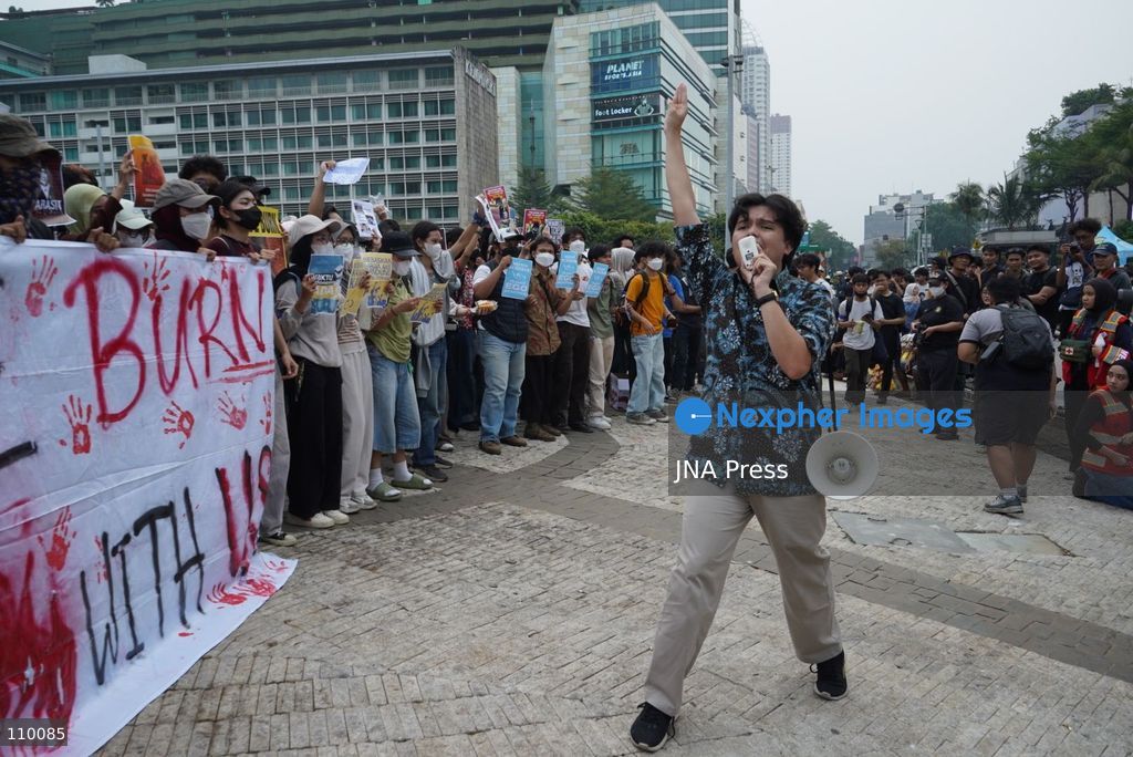 JAKARTA, INDONESIA, OCTOBER 28, 2026: University students and civil society groups demonstrate at the Hotel Indonesia roundabout (Bundaran HI) in Jakarta on Youth Pledge Day. Protesters call for forest and land fires to be declared a national disaster, a review of state spending, affordable education and the protection of civil liberties. (Photo by Dennis Joel Putra/JNA Press via Nexpher Images)