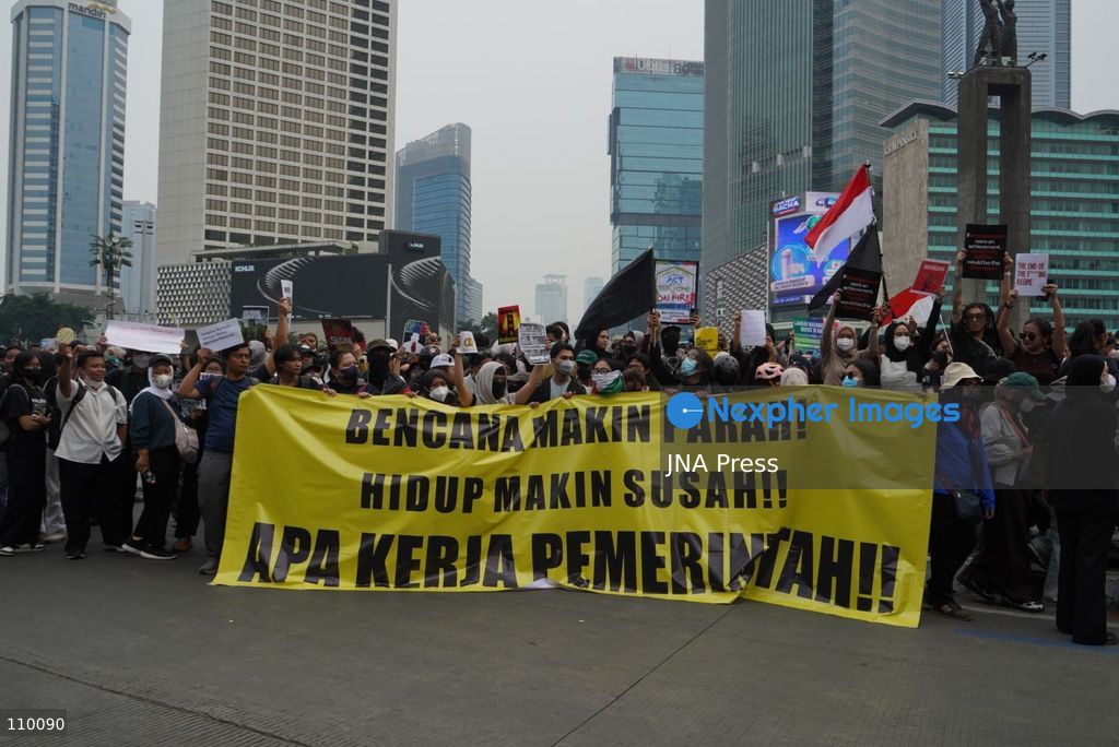 JAKARTA, INDONESIA, OCTOBER 28, 2026: University students and civil society groups demonstrate at the Hotel Indonesia roundabout (Bundaran HI) in Jakarta on Youth Pledge Day. Protesters call for forest and land fires to be declared a national disaster, a review of state spending, affordable education and the protection of civil liberties. (Photo by Dennis Joel Putra/JNA Press via Nexpher Images)