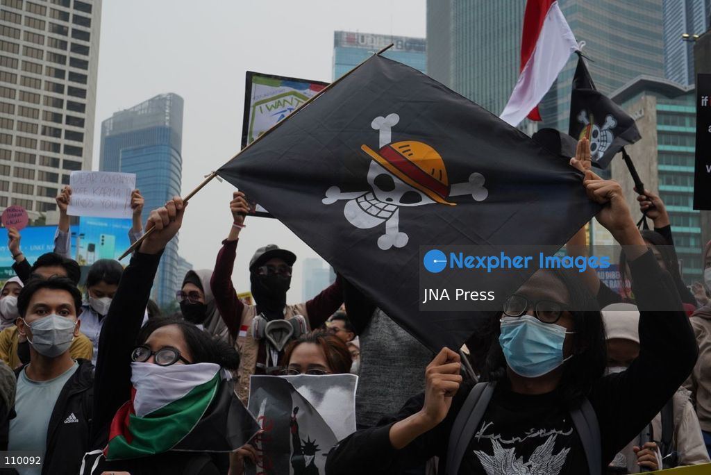 JAKARTA, INDONESIA, OCTOBER 28, 2026: University students and civil society groups demonstrate at the Hotel Indonesia roundabout (Bundaran HI) in Jakarta on Youth Pledge Day. Protesters call for forest and land fires to be declared a national disaster, a review of state spending, affordable education and the protection of civil liberties. (Photo by Dennis Joel Putra/JNA Press via Nexpher Images)