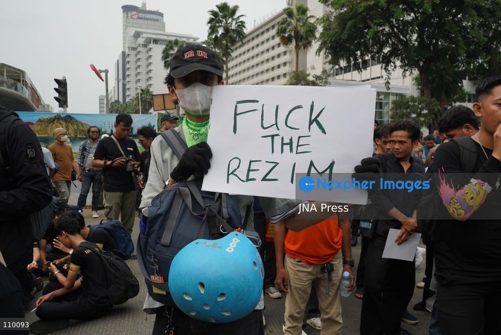 JAKARTA, INDONESIA, OCTOBER 28, 2026: University students and civil society groups demonstrate at the Hotel Indonesia roundabout (Bundaran HI) in Jakarta on Youth Pledge Day. Protesters call for forest and land fires to be declared a national disaster, a review of state spending, affordable education and the protection of civil liberties. (Photo by Dennis Joel Putra/JNA Press via Nexpher Images)