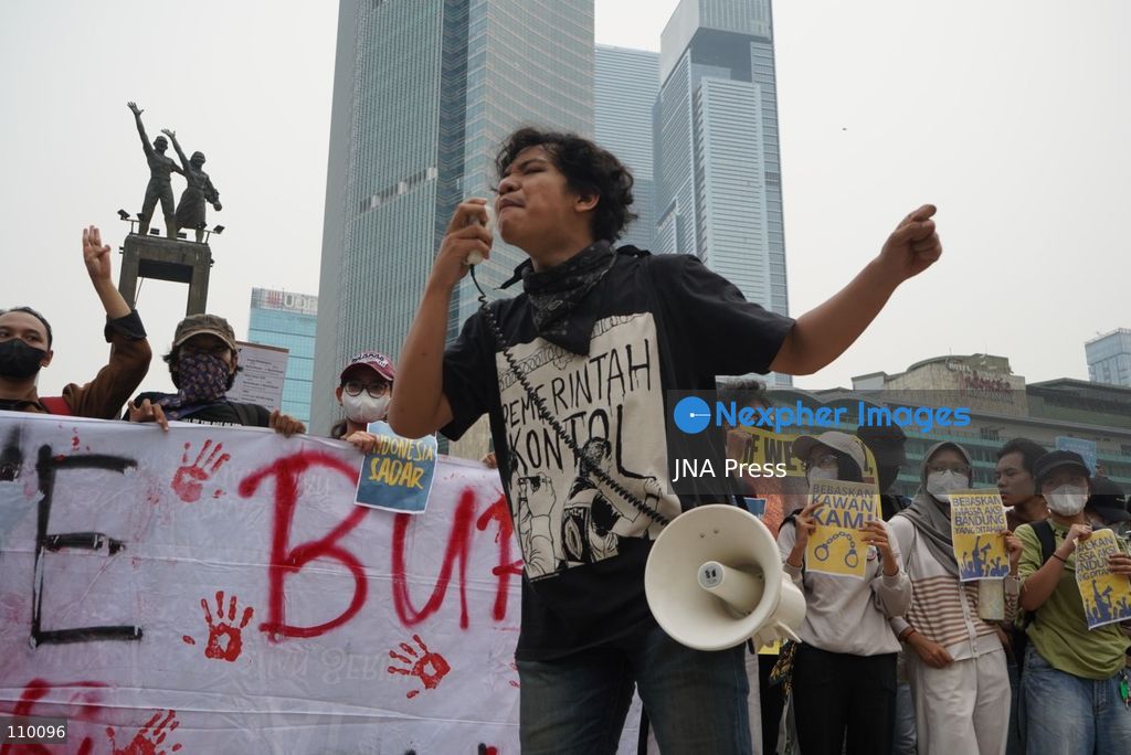 JAKARTA, INDONESIA, OCTOBER 28, 2026: University students and civil society groups demonstrate at the Hotel Indonesia roundabout (Bundaran HI) in Jakarta on Youth Pledge Day. Protesters call for forest and land fires to be declared a national disaster, a review of state spending, affordable education and the protection of civil liberties. (Photo by Dennis Joel Putra/JNA Press via Nexpher Images)