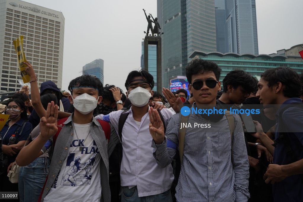 JAKARTA, INDONESIA, OCTOBER 28, 2026: University students and civil society groups demonstrate at the Hotel Indonesia roundabout (Bundaran HI) in Jakarta on Youth Pledge Day. Protesters call for forest and land fires to be declared a national disaster, a review of state spending, affordable education and the protection of civil liberties. (Photo by Dennis Joel Putra/JNA Press via Nexpher Images)