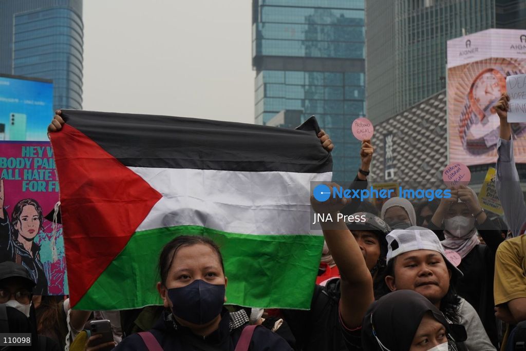 JAKARTA, INDONESIA, OCTOBER 28, 2026: University students and civil society groups demonstrate at the Hotel Indonesia roundabout (Bundaran HI) in Jakarta on Youth Pledge Day. Protesters call for forest and land fires to be declared a national disaster, a review of state spending, affordable education and the protection of civil liberties. (Photo by Dennis Joel Putra/JNA Press via Nexpher Images)