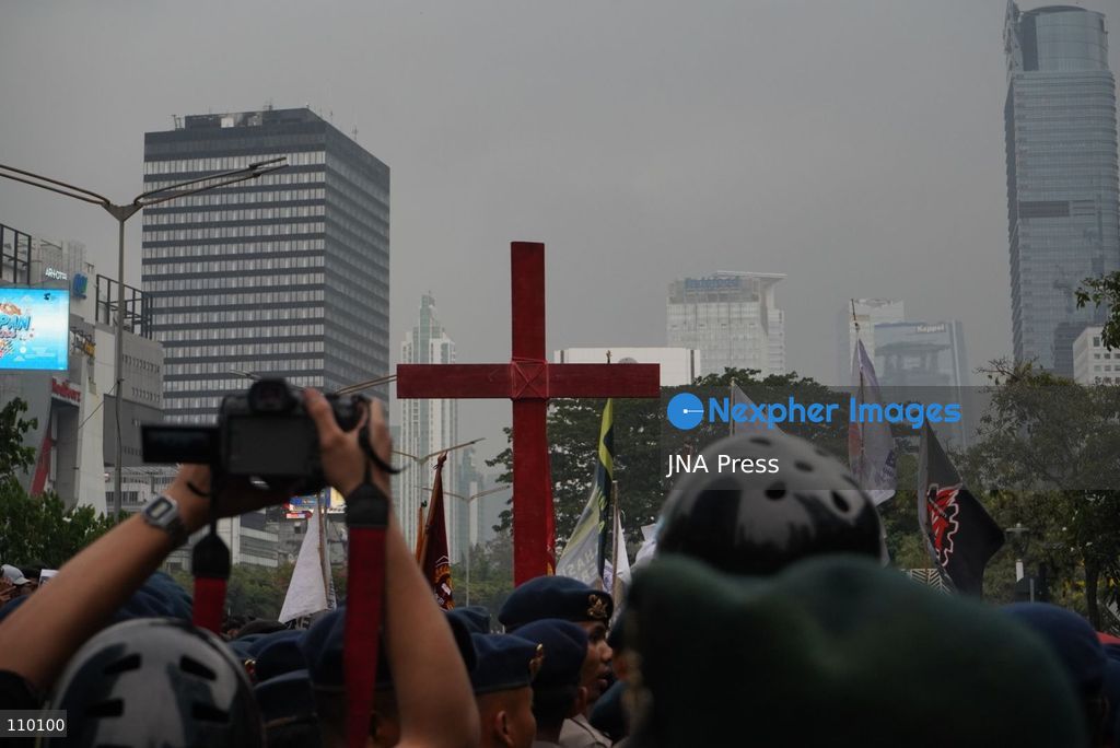 JAKARTA, INDONESIA, OCTOBER 28, 2026: University students and civil society groups demonstrate at the Hotel Indonesia roundabout (Bundaran HI) in Jakarta on Youth Pledge Day. Protesters call for forest and land fires to be declared a national disaster, a review of state spending, affordable education and the protection of civil liberties. (Photo by Dennis Joel Putra/JNA Press via Nexpher Images)