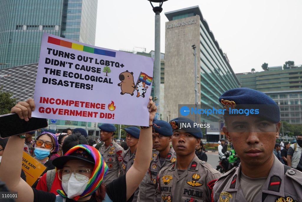 JAKARTA, INDONESIA, OCTOBER 28, 2026: University students and civil society groups demonstrate at the Hotel Indonesia roundabout (Bundaran HI) in Jakarta on Youth Pledge Day. Protesters call for forest and land fires to be declared a national disaster, a review of state spending, affordable education and the protection of civil liberties. (Photo by Dennis Joel Putra/JNA Press via Nexpher Images)